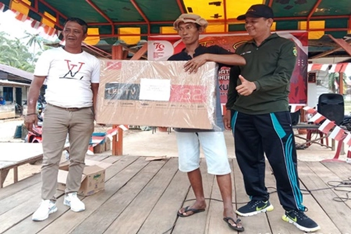 Warga Desa Kualaraya Semarakkan HUT RI Ke-79, 'Juga Perebutkan Ratusan Hadiah'
