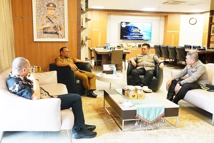Pj Gubernur Riau Rahman Hadi Silaturahmi ke Polda Riau, Bahas Situasi Terkini-Persiapan Pilkada