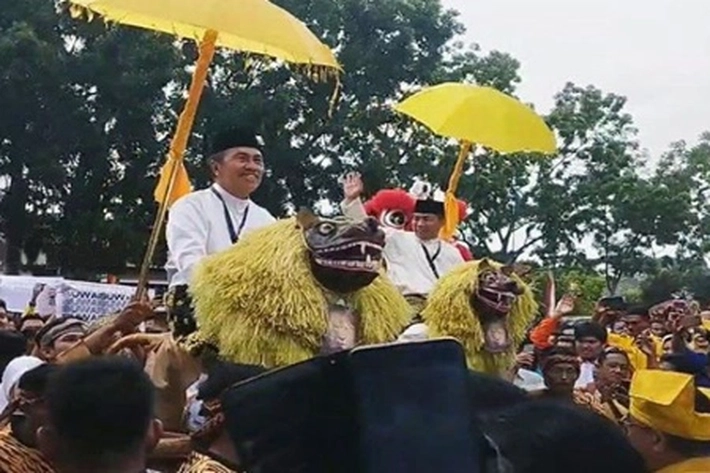 Pasangan Syamsuar-Mawardi yang Pertama Datang Mendaftar ke KPU, 'Dikawal Masa Pendukung Melebihi Batas Undangan'