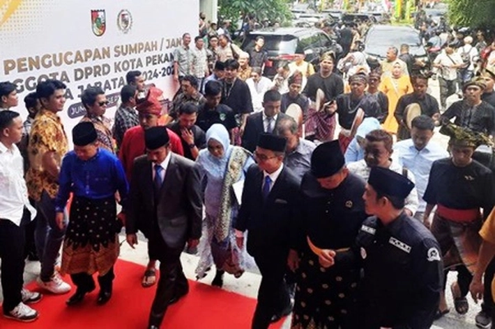 Masyarakat Tumpah Ruah Berpanas-panasan di Luar Gedung untuk Saksikan Pelantikan Anggota DPRD Periode 2024-2029