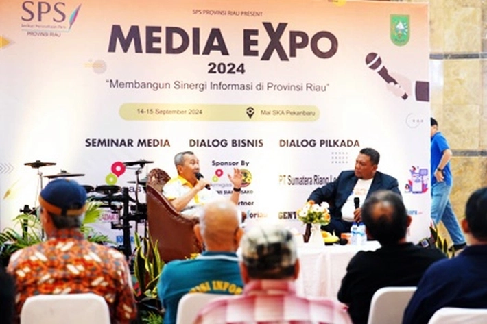 Dalam Dialog Media Expo SPS Riau, Syamsuar Jadi Pusat Perhatian karena Tampil Elegan dengan Komitmen pada Kemajuan Riau