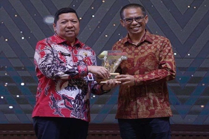 Pj Gubri Rahman Hadi Terima Penghargaan Pemerintah Peduli Pembangunan