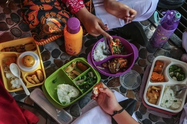 Program Makan Siang Gratis Diperluas Bagi Siswa Sekolah Pinggiran