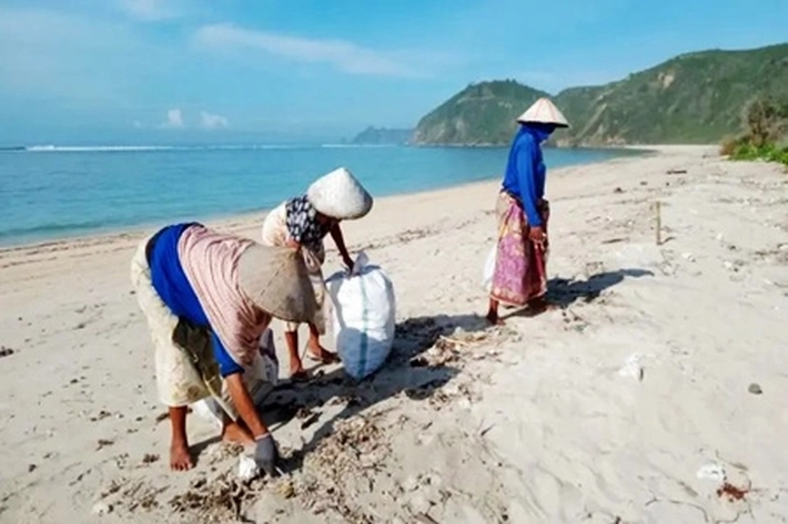 Cegah Pantai Dicemari Sampah Plastik yang Bisa di Daur Ulang Jadi Produk Jutaan Rupiah
