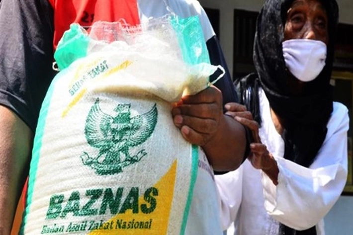 Baznas Pelalawan Salurkan Bantuan Biaya Pendampingan Pengobatan Masyarakat Tak Mampu