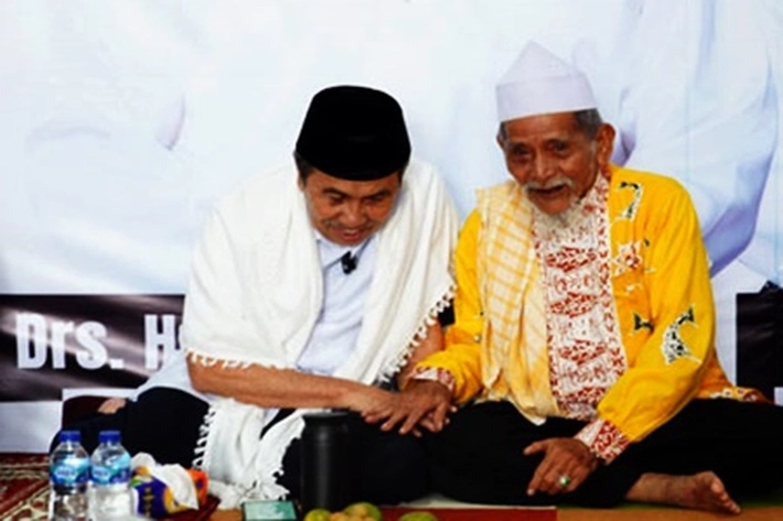 Didepan Ribuan Masyarakat, Tuan Guru Surou Suluk Khalifah Umar Ajak Menangkan Syamsuar