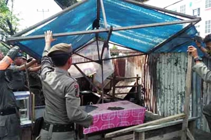 Satpol PP Pekanbaru Tertibkan Bangunan Liar, 'Tapi Dikeluhkan karena Tak Adil'