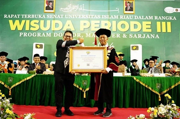 Prof Syafrinaldi Terima Sertifikat Akreditasi Unggul dari Dewan Eksekutif BAN-PT