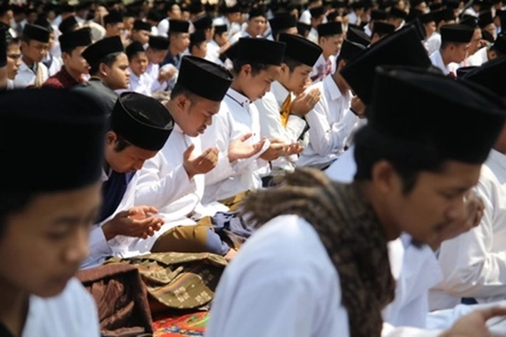 Ribuan Santri yang Dipimpin Buya Alaidin Aidarus Mengenadahkan Tangan Berdoa pada Tuhan Agar Syamsuar Menang di Pilgubri