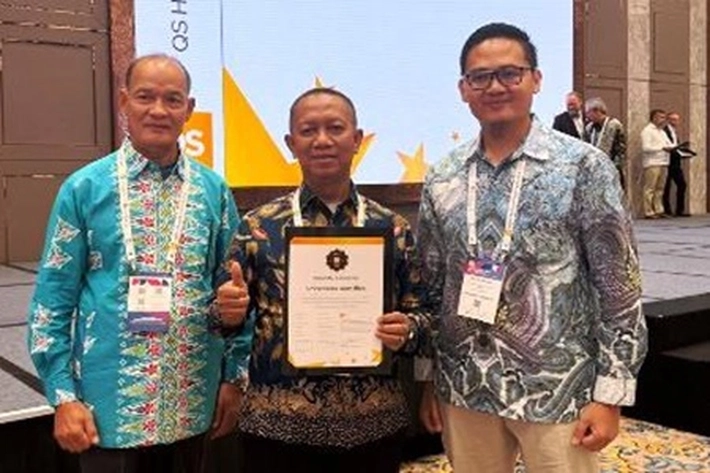 Prof Syafrinaldi Terima Bintang 3 QS Asia Pasifik 2024