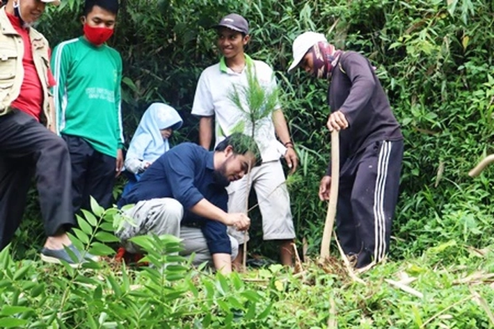 Pegiat Iklim Muslim for Shared Actions on Climate Impact Menanam Pohon di Hutan Wakaf 