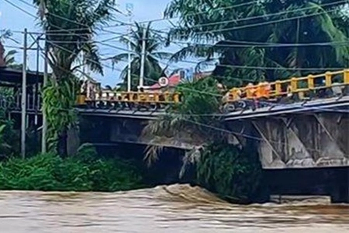 Jembatan Ujung Batu Rohul Diterjang Banjir Jadi Rusak Berat