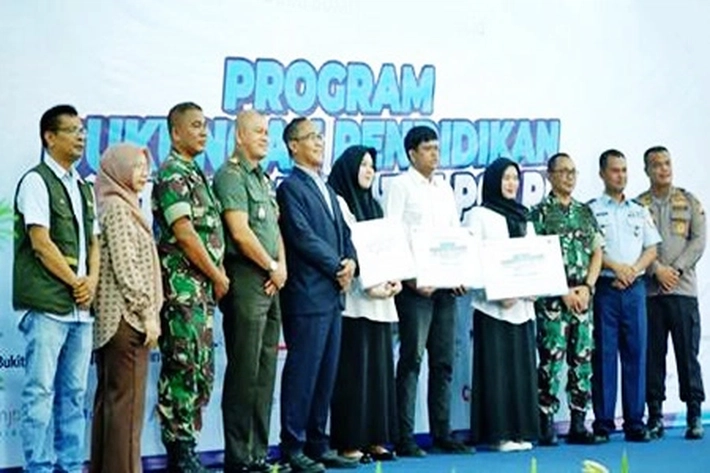 Managemen Bandara SSK II Salurkan Bantuan Beasiswa untuk 41 Mahasiswa TNI/Polri