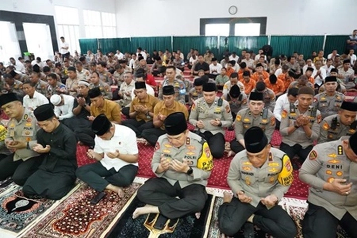 Keluarga Besar Polda Riau Doa Bersama Anak Yatim untuk Wujudkan Pilkada Damai dan Kondusif