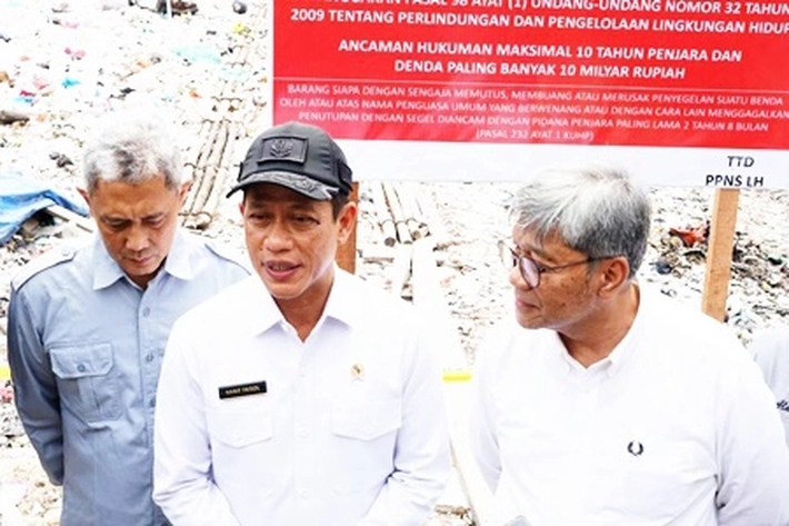 Menteri Lingkungan Hidup Hanif Faisol Nurofiq Tutup TPS Ilegal di Perbatasan Kampar-Pekanbaru