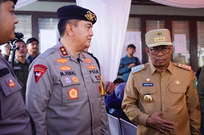 Kapolda dan Pj Gubri Pantau Sejumlah TPS pada Pilkada Serentak di Kabupaten-Kota di Riau
