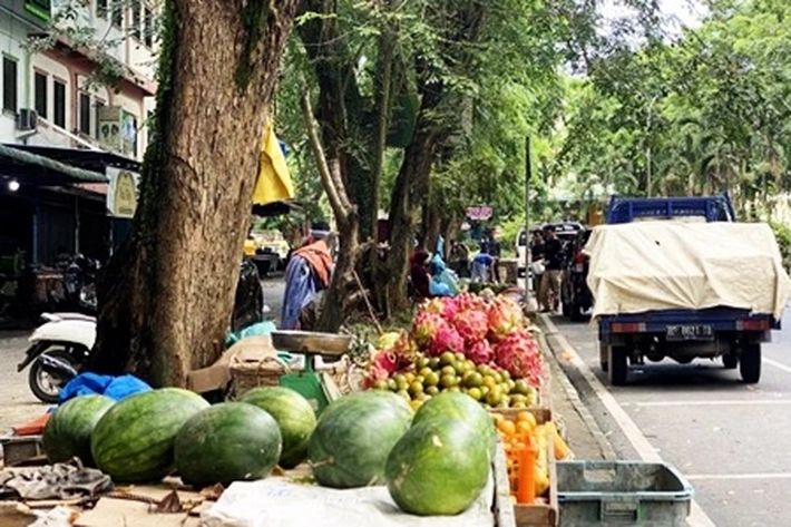 Walau Sudah Dilarang, Pedagang Kaki Lima Tetap Berjualan di Trotoar Pasar Sore Bincen