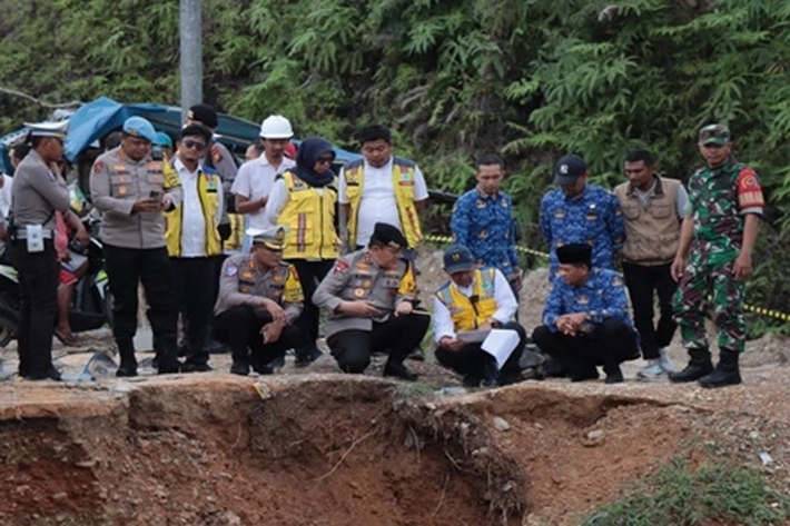 Kapolda Riau Prioritaskan Penanganan Longsor di Tanjung Alai yang Sempat Lumpuh Total