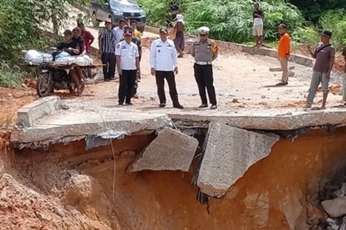 Jalan Lintas Riau-Sumbar Putus Akibat Diterjang Cuaca Ekstrem, Dewan: 'Pemerintah Percepat Perbaikannya karena Berimbas ke Pekanbaru'