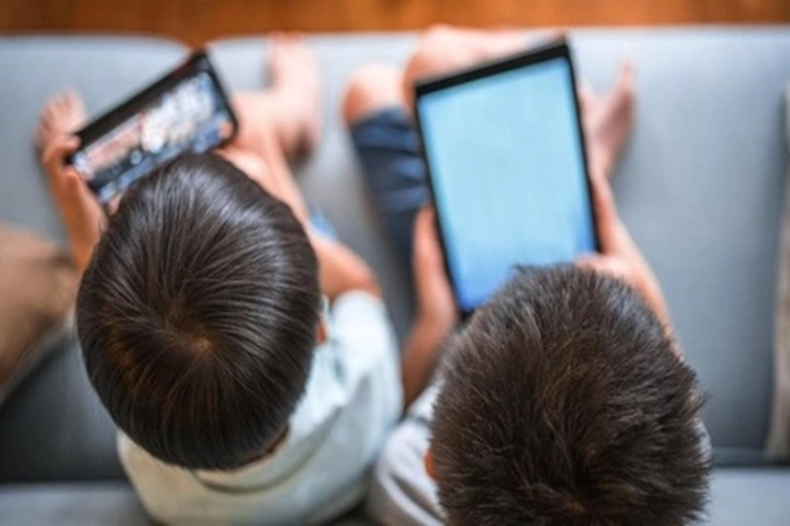 Pemprov Sumbar Minta KPID untuk Wacanakan Membatasi Jam Penggunaan Handphone pada Anak