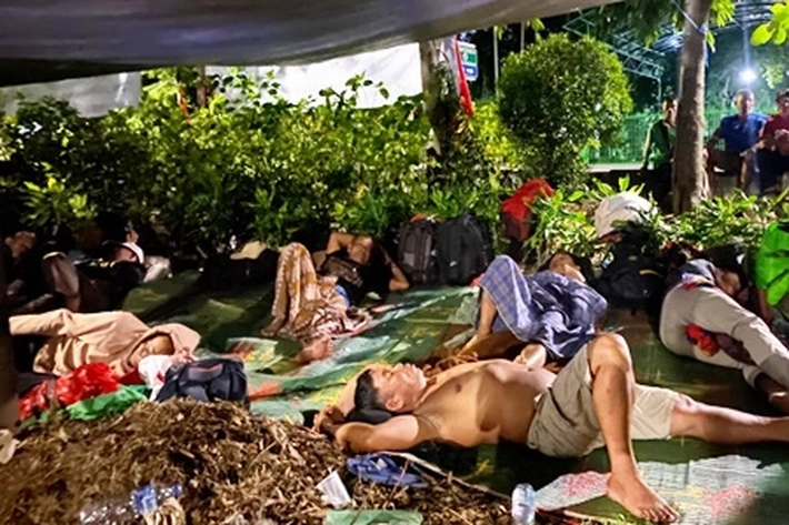 Puluhan Masyarakat Riau yang Bertahan di Halaman KLHK Jakarta pada Banyak yang Jatuh Sakit