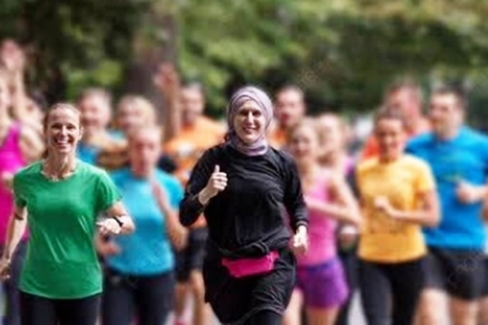 Bule Perancis Ikut Berlari Hingga Partisipasi Promosikan Wakaf Zakat Fun Run 2024