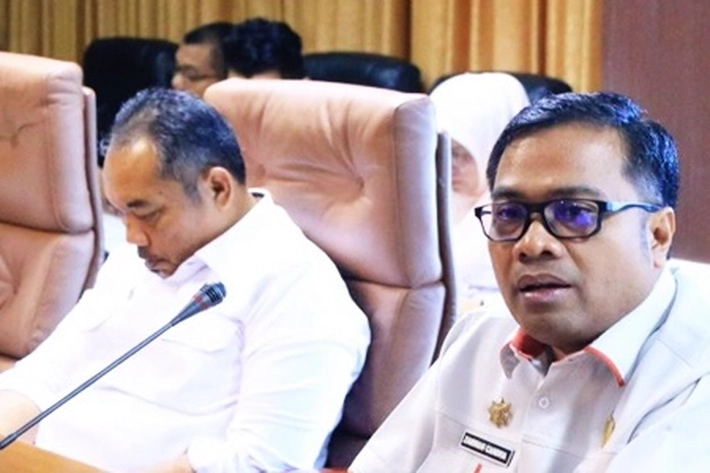 Plh Sekda Zarman Candra Pimpin Rapat Evaluasi Keuangan yang Fokus pada UMKM dan Inovasi 2025