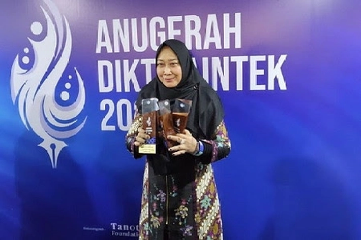 Rektor UNRI Prof Sri Indarti Borong Sekaligus 3 Penghargaan Anugerah dari Diktiristek 2024
