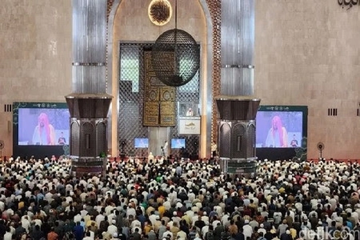 Dengarkan Khutbah Jumat yang Dibawakan Langsung Oleh Imam Besar Masjid Nabawi Syekh Ahmad bin Ali Al Hudhaify