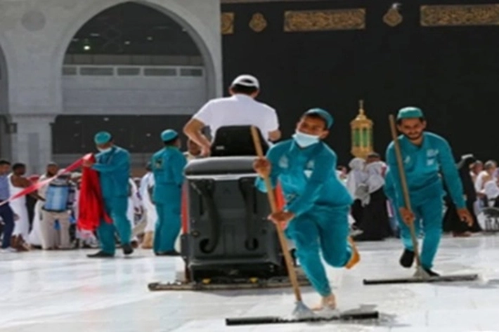 Jelang Ramadhan: Para Petugas Kebersihan untuk Dua Masjid Suci Dilatih Hadapi Risiko Cuaca Buruk