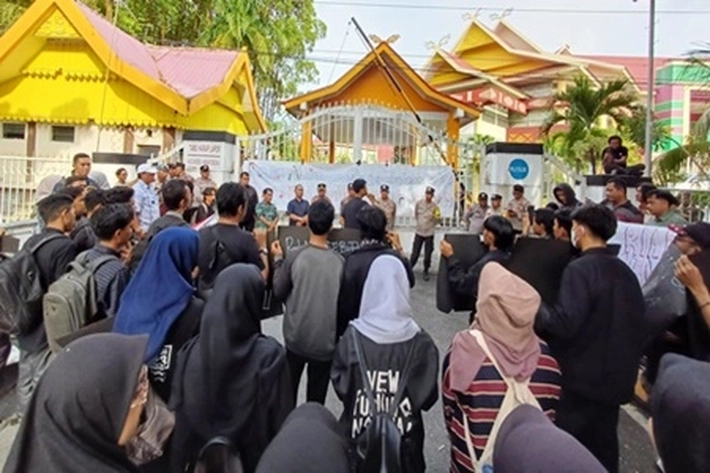 Massa dari Koalisi Rakyat Riau Melawan Geruduk Kantor Dewan Minta Transparansi dan Perlindungan Hak Rakyat