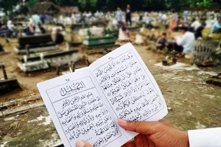 Umat Islam Berbondong-bondong Ziarah Kubur Baca Tahlil Jelang Ramadhan
