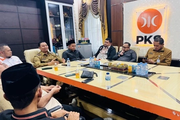 Wawako Markarius Anwar dan DPRD Pekanbaru Bahas Penurunan Tarif Parkir dan Jalan Rusak