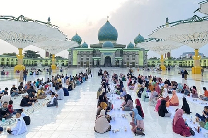 Sempena Syukuran Pelantikan Gubri dan Wagubri Diikuti Ribuan Warga Sambil Buka Puasa Bersama di Masjid An Nur Juga Dihadiri UAS