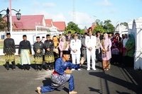 Bupati dan Wakil Bupati Lingga Disambut Penaburan Beras Kunyit dan Pemasangan Tanjak Sepulang dari Retreat