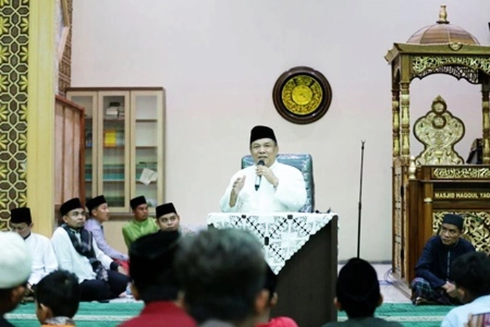 Ditengah Guyuran Hujan, Warga Tetap Antusias Sambut Wagubri SF Hariyanto dalam Safari Ramadan