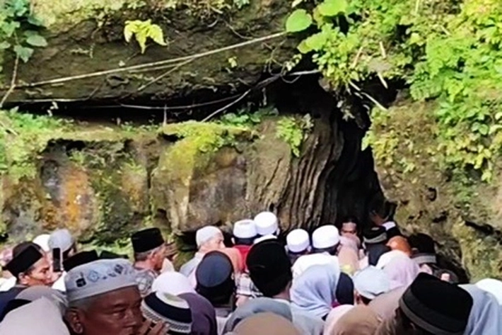 Ribuan Warga Ramai-ramai Mengunjungi Gua Safarwadi yang Percaya Bisa 'Tembus ke Makkah'