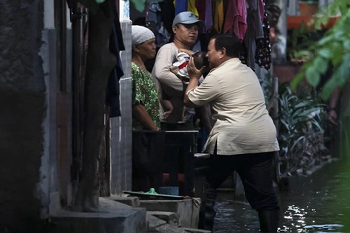 Prabowo Turun ke Jalan dan Menyusuri Permukiman yang Masih Tergenang Banjir