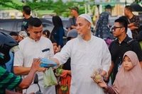 Walikota Dumai Borong Takjil Pedagang yang Langsung Dibagikan ke Warga