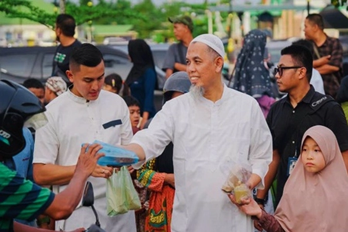 Walikota Dumai Borong Takjil Pedagang yang Langsung Dibagikan ke Warga