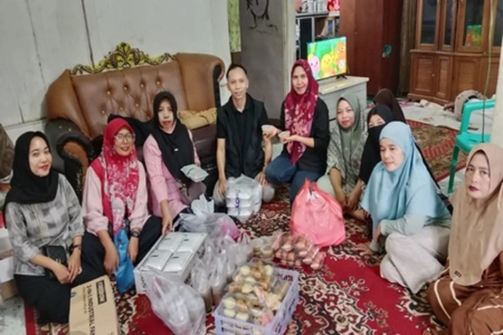 Relawan Barisan Perempuan AMAN Bagikan Takjil untuk Korban Banjir di Pinggir Sungai Siak