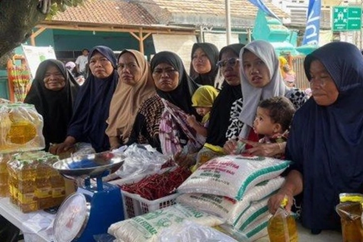 Emak-emak Serbu Minyakita Murah di Pasar Panam