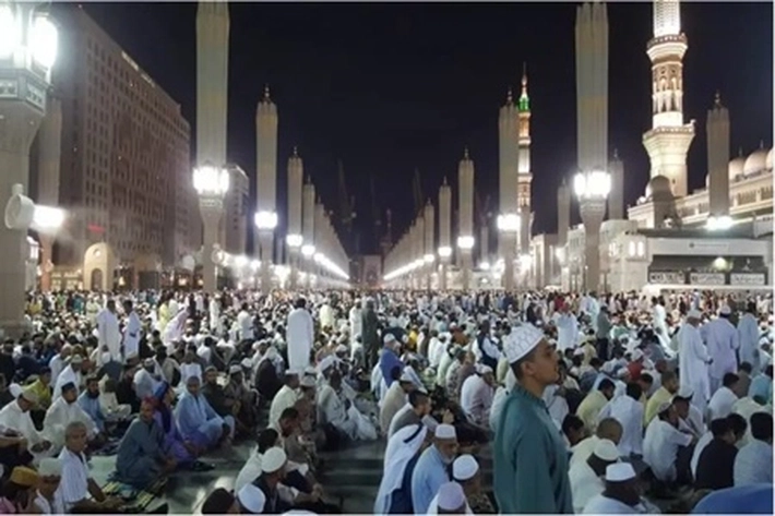 Ratusan Ribu Jamaah Hadiri Jamuan Buka Puasa di Masjid Suci Makkah dan Madinah