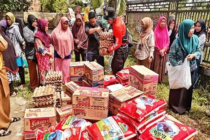 PT Angkasa Pura Indonesia Salurkan Bantuan Sembako untuk Korban Banjir Rumbai