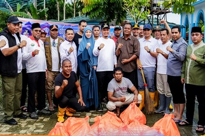 Walikota Pekanbaru Pimpin Gotong Royong Bersihkan Fasilitas Umum di Rumbai