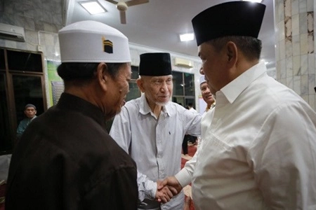 Ditengah Safari Ramadhan, Wagubri SF Hariyanto Salurkan Bantuan dari CSR PT Riau Petroleum untuk Rumah Tahfidz Masjid Ar-Rosydin