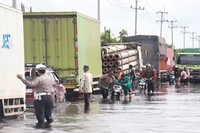 Banjir Jalintim KM 83 Turun 5 Cm, Personel Pelalawan Masih Siaga di Lokasi