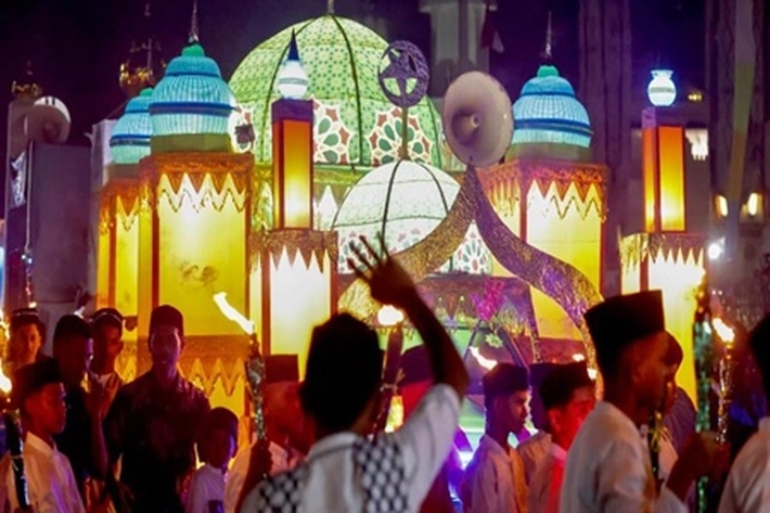 Walikota dan Gubernur Riau Berbaur Ditengah Masyarakat untuk Meriahkan Pawai Takbir Idulfitri
