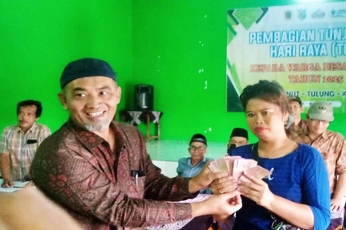 Ribuan Warga Rutin Terima Uang THR dari Kepala Desa di Klaten, Darimana Dananya Itu?