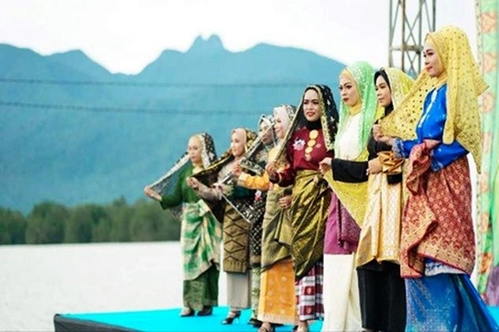 Tudung Manto Warisan Budaya Kesultanan Lingga yang tak Lengkang Hingga di Akhir Zaman